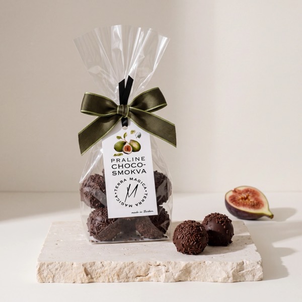 Vrećica pralina MAGICA Choco-smokva sa zelenom mašnom, uz dvije čokoladne praline i prepolovljenu smokvu.
